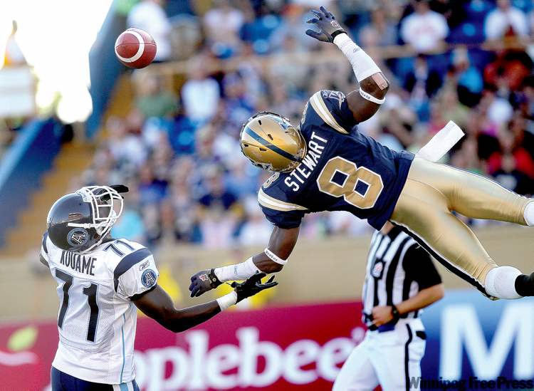 PHIL.HOSSACK@FREEPRESS.MB.CA
Airborne Bombers DB Brandon Stewart keeps a pass out of the hands of Toronto receiver Djems Kouame Thursday night at Canad Inns Stadium.