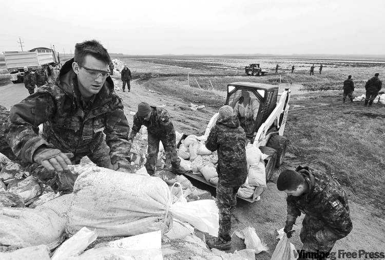 CP
ABOVE: David Lipnowski / The Canadian Press Archives BELOW: JOE BRYKSA / WINNIPEG FREE PRESS
ABOVE: Soldiers from the 2nd Battalion, Princess Patricia�s Canadian Light Infantry helped to load sandbags to be airlifted to the front lines of the fight against the rising Assiniboine River near Portage la Prairie back in May. BELOW: Leanne Rowat, who�s pleading for help from soldiers, surveys the Souris sandbags.