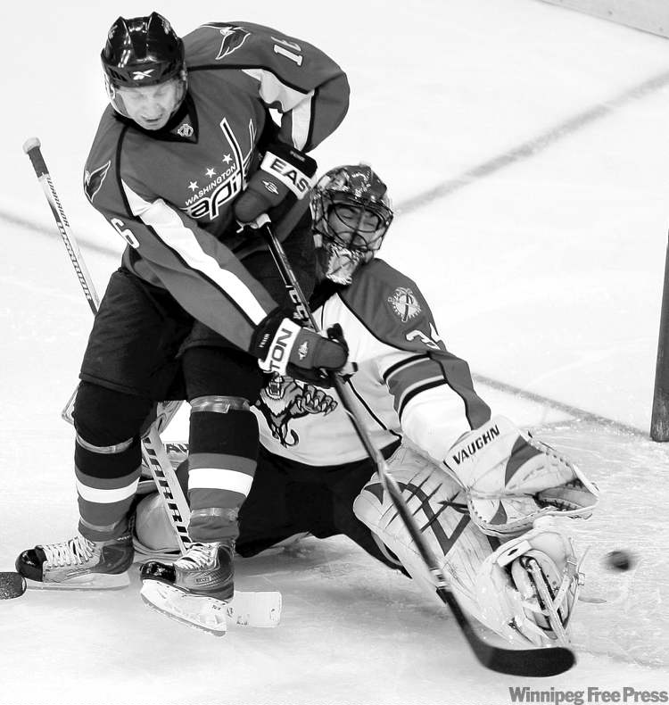 CP
Eric Fehr sneaks the puck past Florida Panthers goalie Alexander Salak last season with the Capitals. He's confident he'll pass the Jets' medical examination but doesn't expect to be ready for training camp after recent shoulder surgery.
