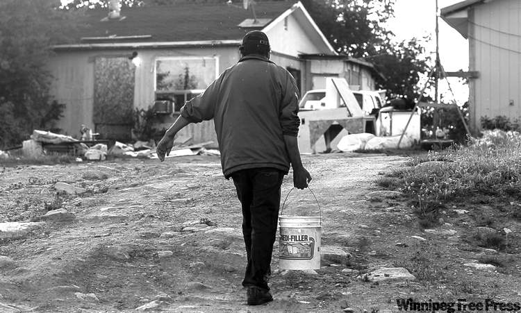 JOE BRYKSA / WINNIPEG FREE PRESS ARCHIVES
Many residents of reserves such as Manitoba’s Red Sucker Lake must haul water because of a lack of infrastructure.