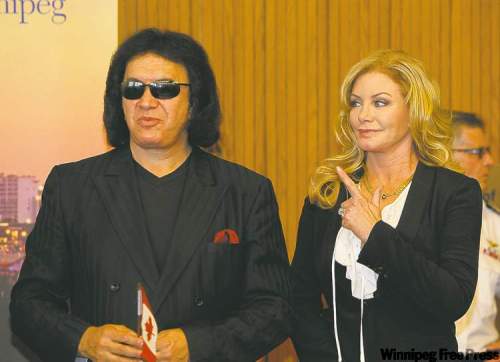 BORIS MINKEVICH / WINNIPEG FREE PRESS Archives
Tweed was in Winnipeg last month with Simmons when he was given the key to the city.