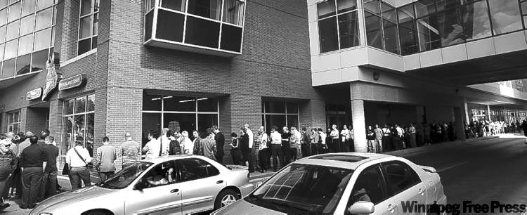 WAYNE GLOWACKI / WINNIPEG FREE PRESS
A long lineup snakes around the outside of the MTS Centre Friday, with fans waiting to enter the store.