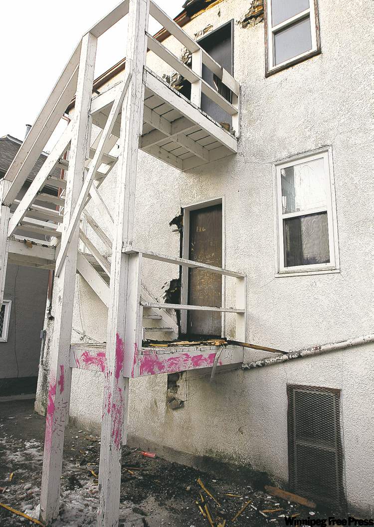 KEN GIGLIOTTI / WINNIPEG FREE PRESS
A resident said Friday morning's fire started between walls on the main floor.