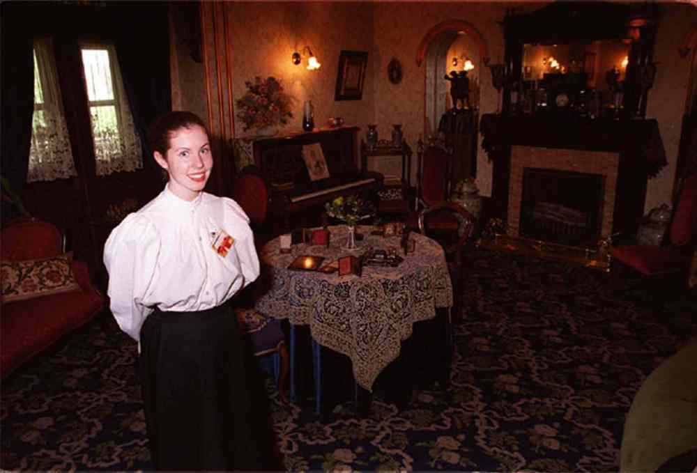 Linda Vermette / Winnipeg Free Press archives
Tour guide (and former Free Press reporter) Jen Skerritt stands inside Dalnavert Museum in 2000.