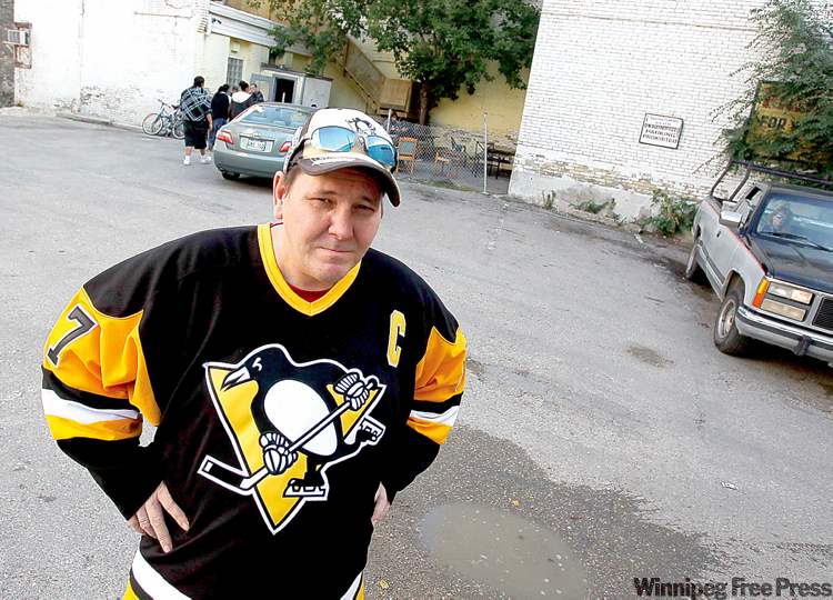 BORIS MINKEVICH / WINNIPEG FREE PRESS
Kevin Olinyk, assistant manager of the Winnipeg Hotel, hopes free parking will attract customers after Jets games.