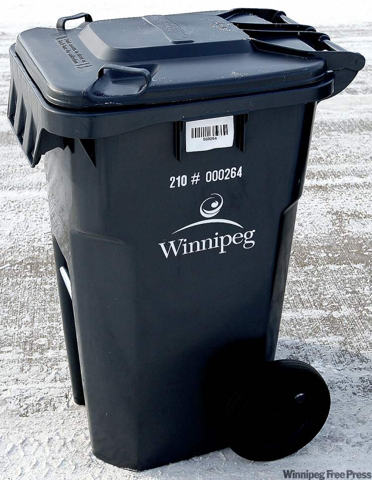 KEN GIGLIOTTI / WINNIPEG FREE PRESS
Trash cart-use will expand to 145,000 households citywide next year, if the plan is approved by EPC and council.