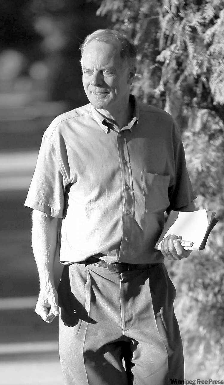 Phil Hossack / Winnipeg Free Press
Jon Gerrard walks the beat in River Heights on the campaign trail Tuesday.