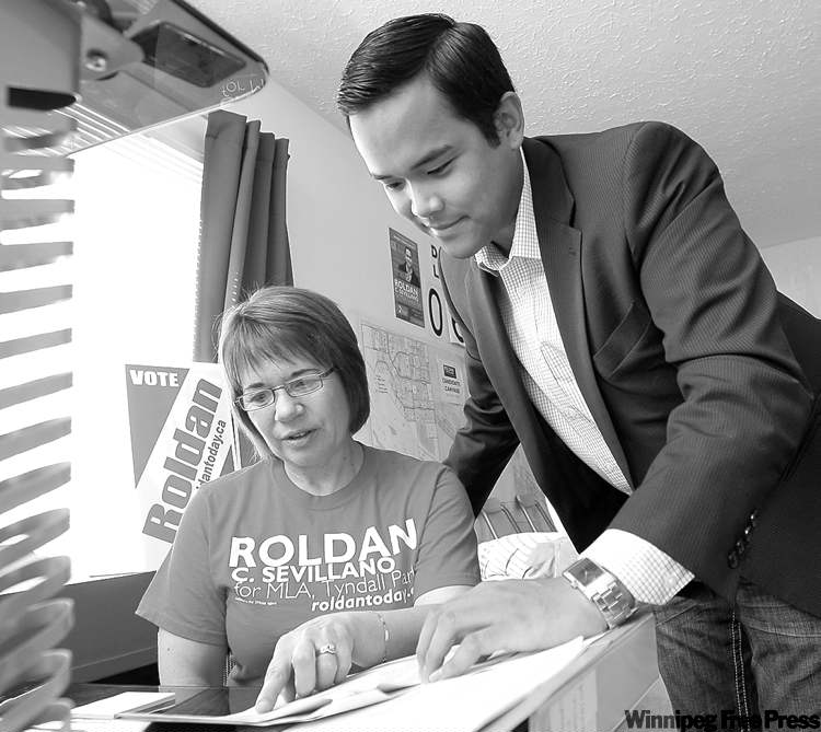 KEN GIGLIOTTI / WINNIPEG FREE PRESS
Liberal Roldan Sevillano with staffer Cathy Lamoureux