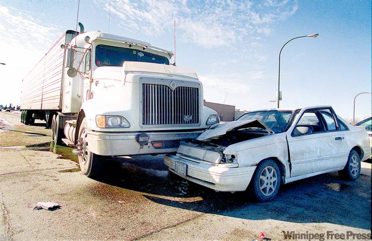 BORIS MINKEVICH / WINNIPEG FREE PRESS archives
Inkster Boulevard at Sheppard Street was the city's most expensive intersection for collisions from 2002 to 2010. There were 86 crashes that cost Manitoba Public Insurance $74,000 in claims, on average.