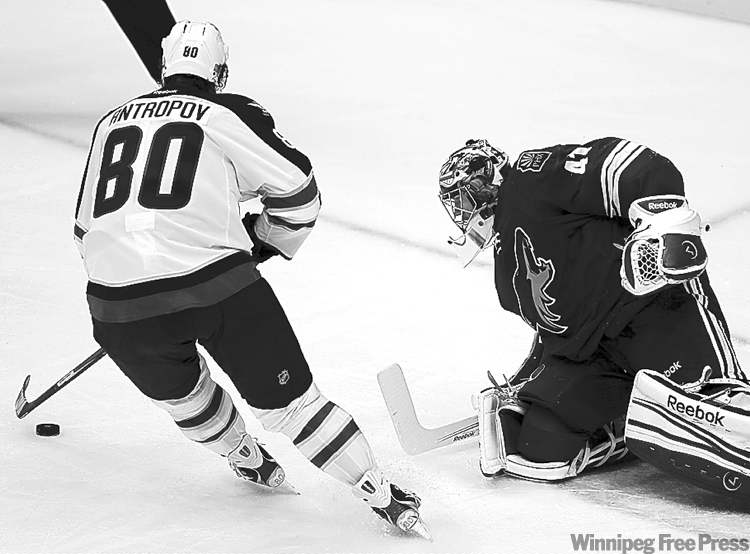 JOE BRYKSA / WINNIPEG FREE PRESS
Nik Antropov (left) misfired on his penalty shot.