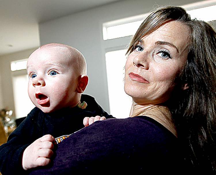 TREVOR HAGAN / WINNIPEG FREE PRESS
Pam Mansbridge and son, Ryder.
