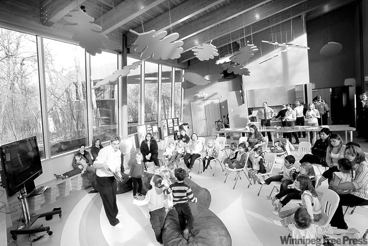 WAYNE GLOWACKI / WINNIPEG FREE PRESS
Bran Adams reads to children in the Acorn Activity Room in the new Qualico Family Centre Thursday.