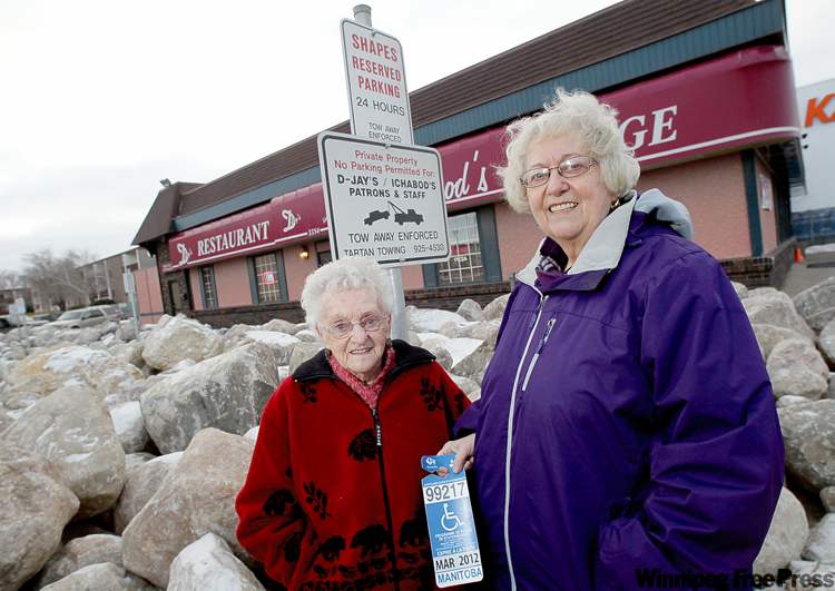 MIKE DEAL / WINNIPEG FREE PRESS
Beverly Reeves with her mother Lavina in front of D-Jay's Restaurant - and boulders where handicapped parking used to be.