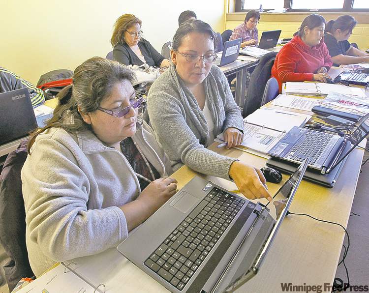 JOE BRYKSA / WINNIPEG FREE PRESS
Yellowquill College students May Hapq (left) and Tanya M. Hanska work on computers at the Madison Street campus.