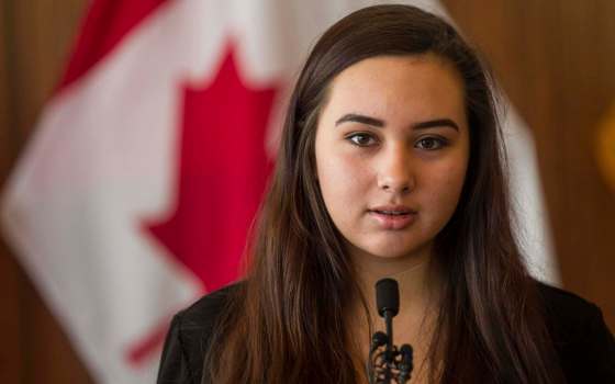 MIKE DEAL / WINNIPEG FREE PRESSBrianna Jonnie, 14, is greeted by Mayor Brian Bowman at City Hall to talk about her concerns for young First Nations women.