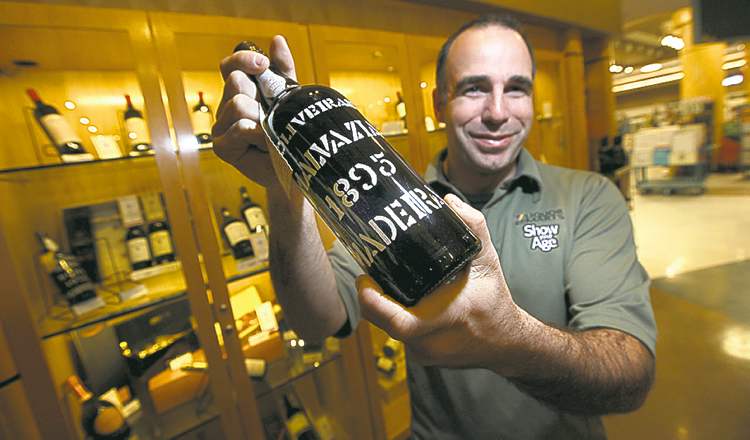 PHIL HOSSACK / WINNIPEG FREE PRESS
Scott Strizic shows one of the MLCC's nine bottles of 117-year-old Madeira.