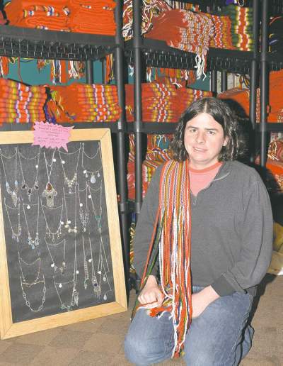 Camille S��guy
Miguel Vielfaure emploie 20 m��res c��libataires d�Am��rique du Sud pour confectionner les produits Etchiboy.