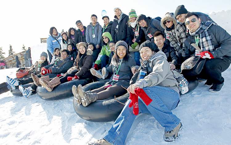 TREVOR HAGAN / WINNIPEG FREE PRESS
ANAK program members enjoy the recent Festival du Voyageur. ANAK is a non-profit mentorship program for young Filipino immigrants.