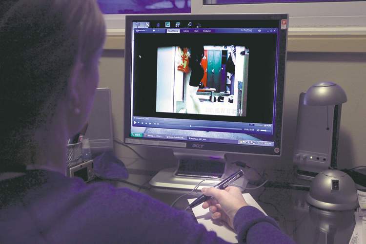 MIKE DEAL / WINNIPEG FREE PRESS
A swimming teacher holds the spy-cam she found, while a computer plays the video recorded while she changed and took a shower at Seven Oaks Pool.