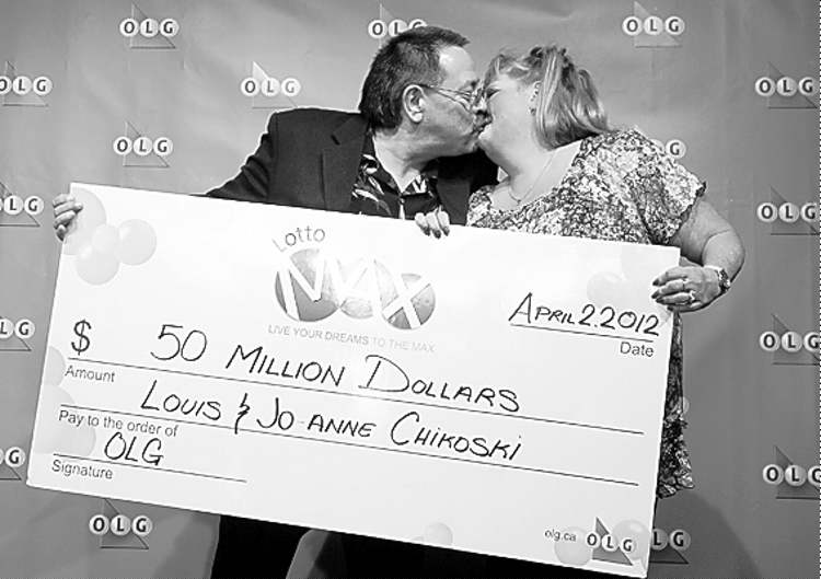 CP
Nathan Denette / The Canadian Press
Louis and Jo-Anne Chikoski smooch.