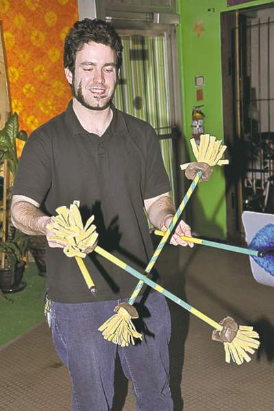 CAMILLE SÉGUY / LA LIBERTE
Isaac Girardin est devenu le spécialiste des bâtons de jonglage au Manitoba.