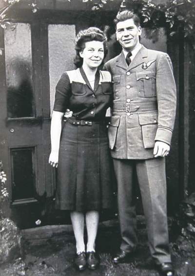 WAYNE GLOWACKI / WINNIPEG FREE PRESS 
Rose with her future husband Arnold Lindsay in England in 1944.