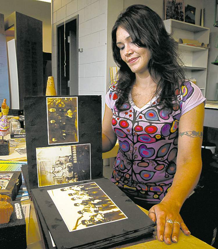 MIKE DEAL / WINNIPEG FREE PRESS
Vanda Fleury looks at photos included in one of the kits.