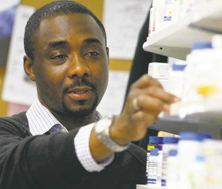 KEN GIGLIOTTI / WINNIPEG FREE PRESS
Pharmacist Christian Onyebuchi is sometimes surprised by the number of pills for anxiety and pain that fly across his counter: