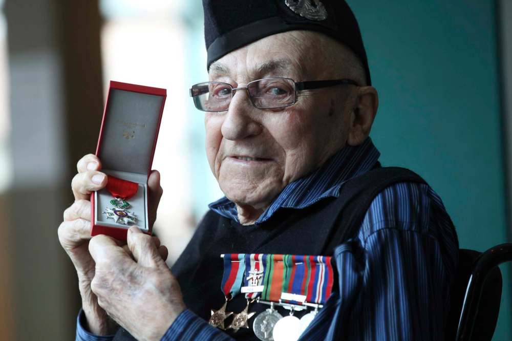 RUTH BONNEVILLE / WINNIPEG FREE PRESS
Second World War veteran John Johnson holds the Legion of Honour Medal at Deer Lodge Centre Saturday.