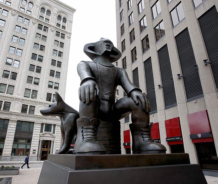 KEN GIGLIOTTI / WINNIPEG FREE PRESS
This sculpture by local artist Ivan Eyre is on permanent display at Portage Avenue and Main Street.