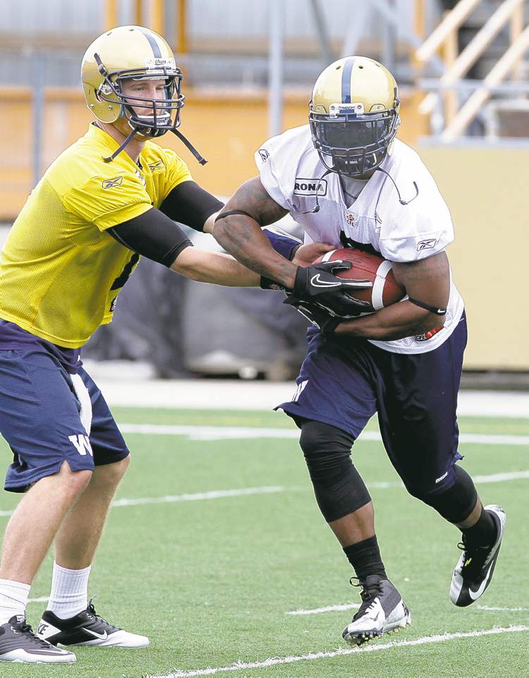 MIKE DEAL / WINNIPEG FREE PRESS
mike deal / winnipeg free press
QB Alex Brink hands off to Chad Simpson Sunday morning as Blue Bomber camp kicked off at Canad Inns Stadium.