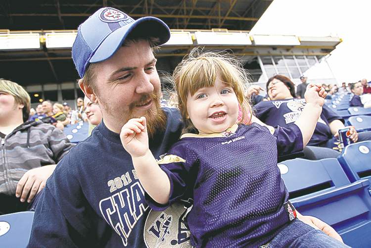 MIKE DEAL / WINNIPEG FREE PRESS
mike deal / winnipeg free press
Alexis James, 21 months, puts up a big cheer with her father Danny on Day 1.