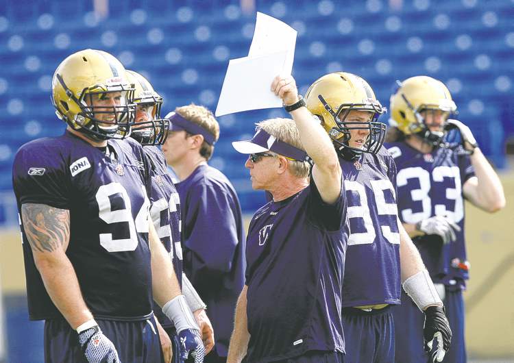 PHOTOS BY KEN GIGLIOTTI / WINNIPEG FREE PRESS
Defensive co-ordinator Tim Burke calls a play during practice on Thursday at Canad Inns Stadium.