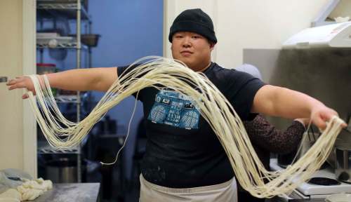 TREVOR HAGAN / WINNIPEG FREE PRESS
Chef Xiaofei Zuo makes noodles by hand and to order.
