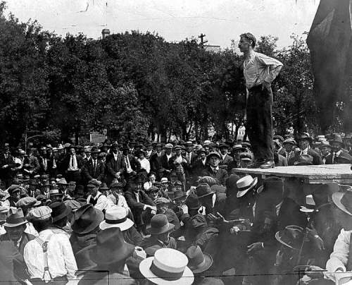 Strike leader Roger Bray addresses strikers in Victoria Park, where Stephen Juba park is today.