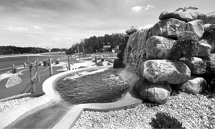 RUTH BONNEVILLE / WINNIPEG FREE PRESS
The new 18-hole mini-golf course at Geppetto�s, on the Trans-Canada Highway west of Richer.