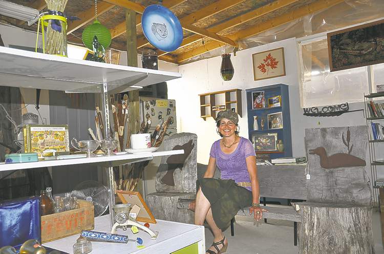 Camille S��guy de La Libert��
 
Pierrette Sherwood est entour��e d���uvres d�art locales qu�elle expose et vend dans sa nouvelle boutique,  Papillon Garden Creations, �� Richer.