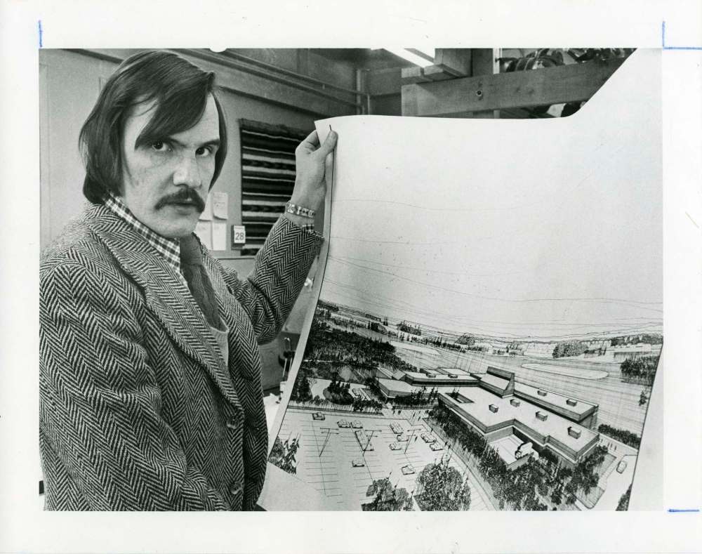 Winnipeg Tribune Fonds University of Manitoba Archives & Special Collections
A photograph of Winnipeg architect Leslie Stechesen. Stechesen has left his mark on more than 100 buildings in the city.
This black-and-white photograph, taken by Gregg Burner on 28 November 1972, depicts Stechesen holding a drawing of his design for the Leaf Rapids Town Centre.
28 November 1972