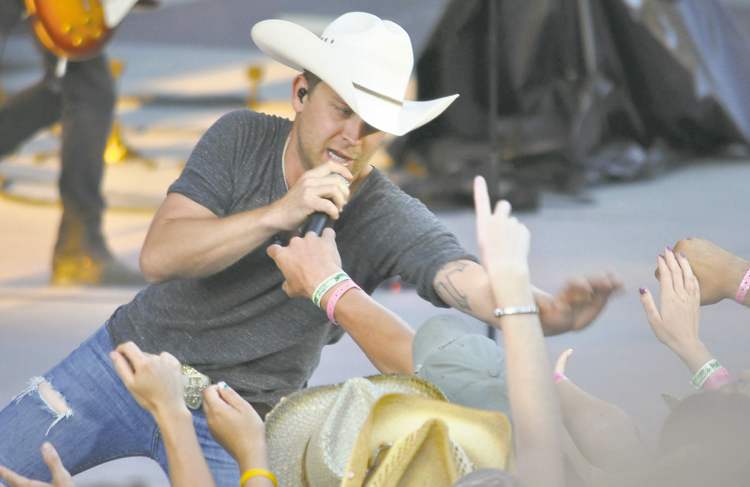 BRUCE LEPERRE / WINNIPEG FREE PRESS
Justin Moore interacts with his enthusiastic fans at Dauphin's Countryfest on the weekend. Daily paid attendance was 12,000, organizers said.