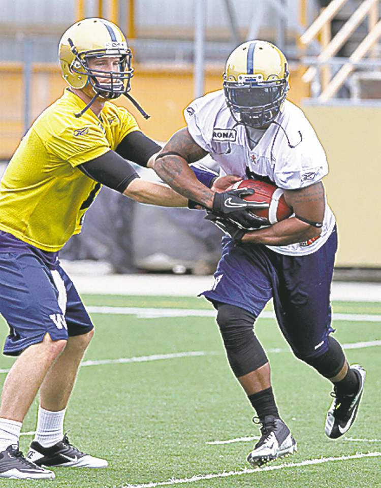 MIKE DEAL / WINNIPEG FREE PRESS
mike deal / winnipeg free press archives
Alex Brink hands off to RB Chad Simpson. Both start tonight in Toronto.