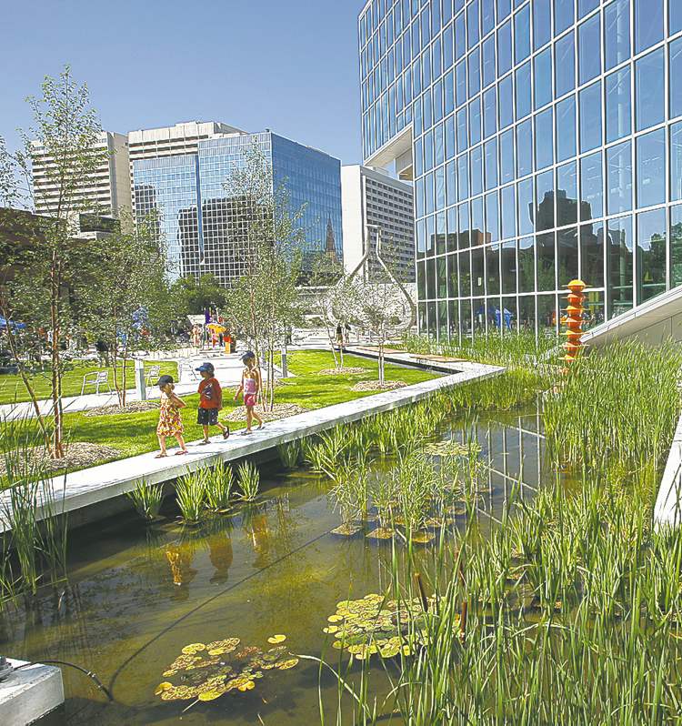 KEN GIGLIOTTI / WINNIPEG FREE PRESS
Children walk past the Millenium Library Park�s urban wetland water garden.