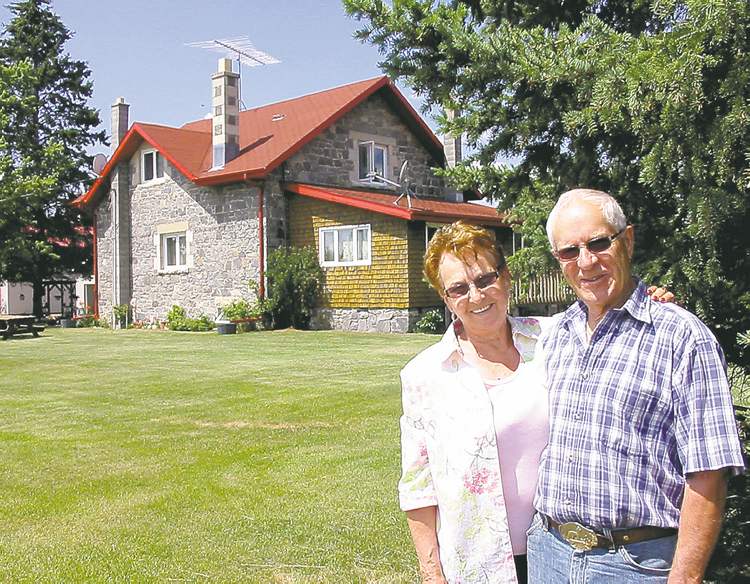 BILL REDEKOP / WINNIPEG FREE PRESS
Carl and Lorna Feilberg stand in front of their house, originally intended for the jail’s superintendent.