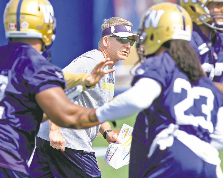 WAYNE GLOWACKI / WINNIPEG FREE PRESS
Defensive co-ordinator Tim Burke teaches his group at practice in Canad Inns Stadium Tuesday. He has some special plans in store for the Eskimos when they visit Thursday.