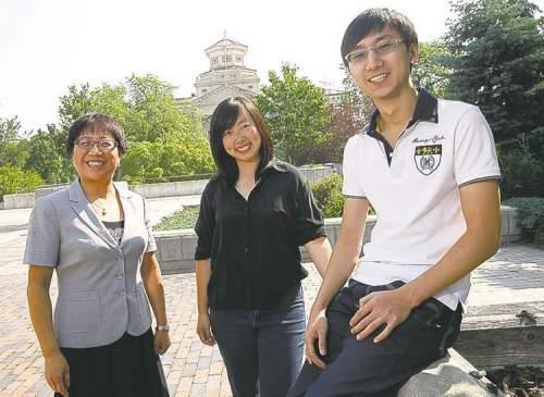 KEN GIGLIOTTI  / WINNIPEG FREE PRESS 
International student advisor Helen Wang with Beibei Lu and Zhibo Yang.