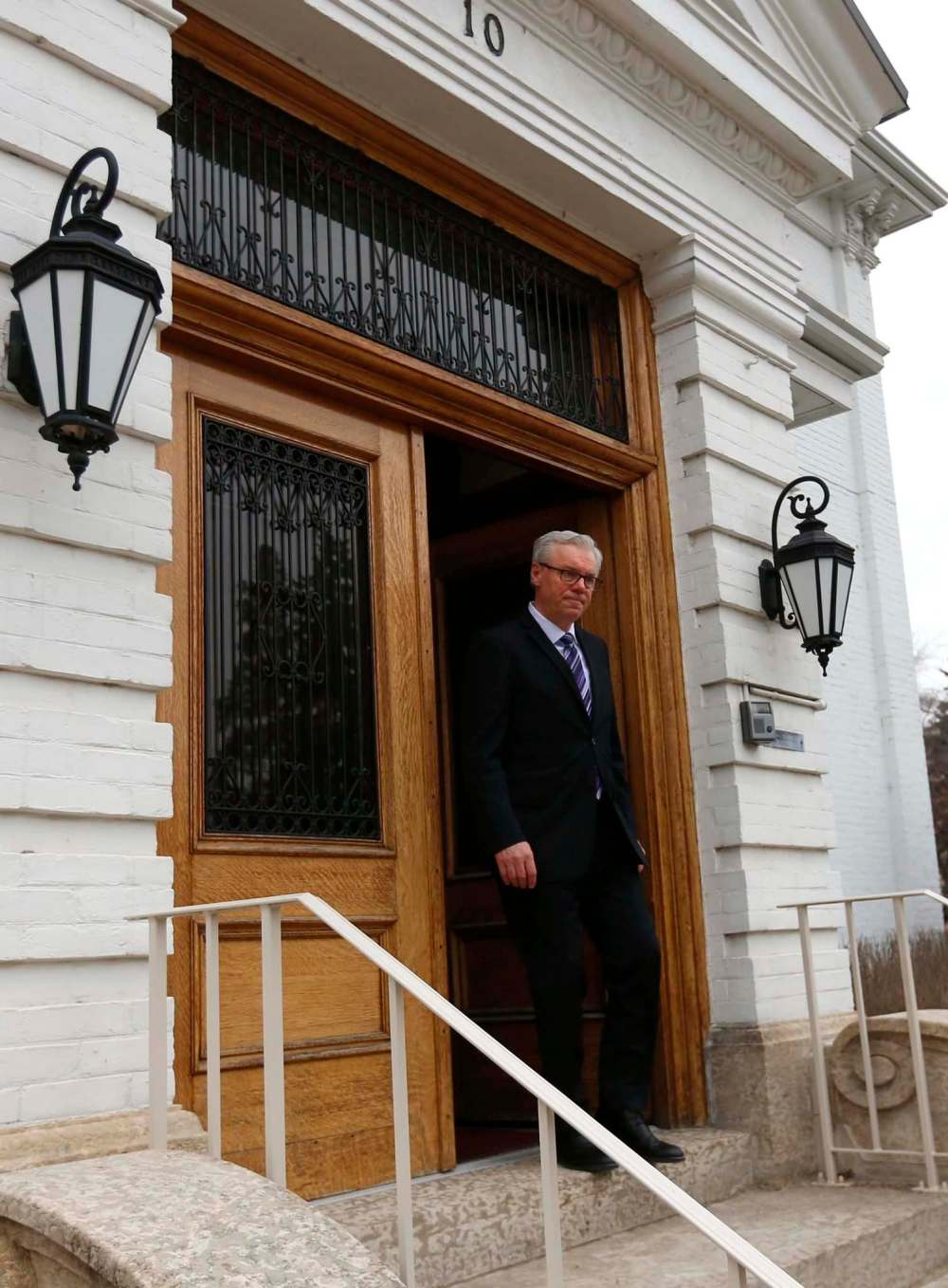WAYNE GLOWACKI / WINNIPEG FREE PRESS
NDP Leader Greg Selinger leaves Government House Wednesday after visiting the lieutenant governor of Manitoba to call the 2016 provincial election.
