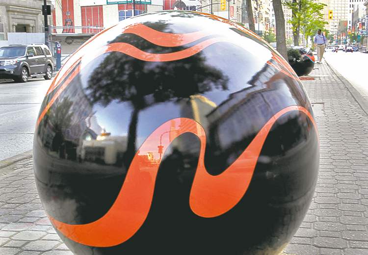 WAYNE GLOWACKI / WINNIPEG FREE PRESS
A couple of giant Marbles on Portage sculptures sit on the median of the downtown thoroughfare Tuesday.