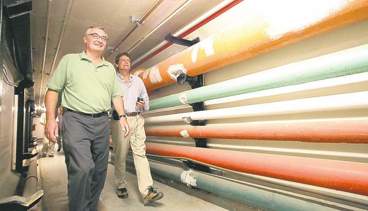 MIKE DEAL / WINNIPEG FREE PRESS
Minister of Finance Stan Struthers leads reporter Bruce Owen on a tour through the tunnels of the Manitoba Legislative Building.