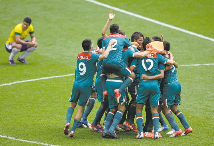 CP
Andrew Medichini / the associated press
Mexican players celebrate winning the gold medal after downing Brazil 2-1 in the men�s soccer final.