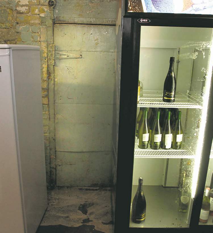 WAYNE GLOWACKI / WINNIPEG FREE PRESS
Shove the wine fridge aside at Don Pedro's Mexican Grill and two padlocked doors are the old tunnel's only seal.