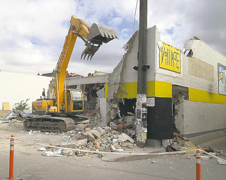 BORIS MINKEVICH / WINNIPEG FREE PRESS
Crews demolish the old Movie Village building on Osborne Monday.